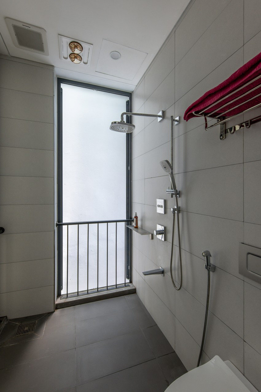Kiến trúc sư chỉ bố trí mỗi tầng một phòng vệ sinh và vị trí có sự thay đổi từ tầng một lên tầng hai, ba. Do đó tạo ra sự biến đổi linh hoạt cho công năng từng tầng.