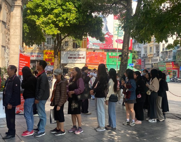 Thap nuoc Hang Dau dong nghit nguoi tham quan-Hinh-7