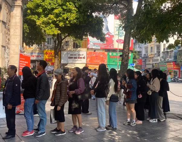 Thap nuoc Hang Dau dong nghit nguoi tham quan-Hinh-7