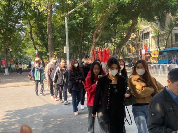 Thap nuoc Hang Dau dong nghit nguoi tham quan-Hinh-6