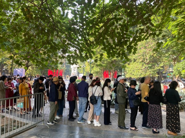 Thap nuoc Hang Dau dong nghit nguoi tham quan-Hinh-5