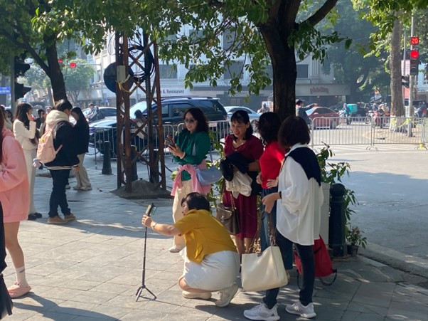 Thap nuoc Hang Dau dong nghit nguoi tham quan-Hinh-9