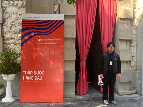 Thap nuoc Hang Dau dong nghit nguoi tham quan-Hinh-2