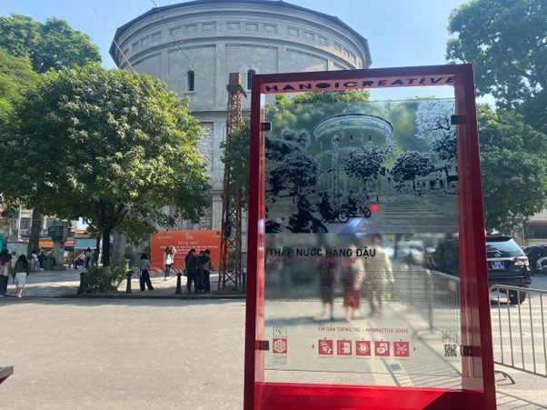 Thap nuoc Hang Dau dong nghit nguoi tham quan