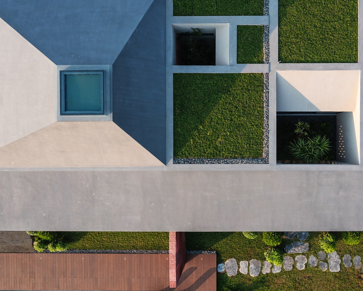 Cấu trúc sân vườn cũng được tích hợp, giống như những “mảnh vỡ” của các yếu tố tự nhiên nhỏ hơn chảy vào công trình, làm mờ đi ranh giới giữa bên trong và bên ngoài.