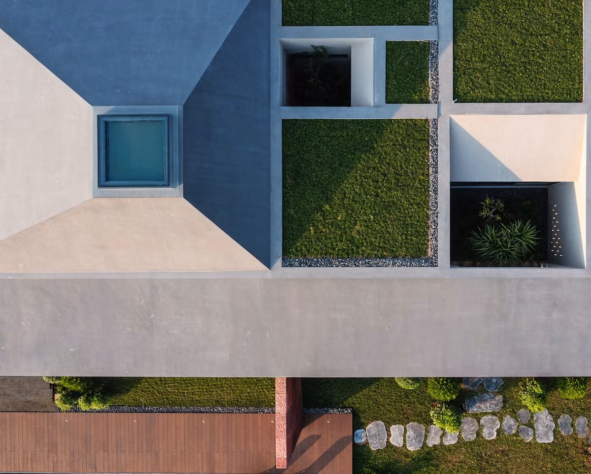 Cấu trúc sân vườn cũng được tích hợp, giống như những “mảnh vỡ” của các yếu tố tự nhiên nhỏ hơn chảy vào công trình, làm mờ đi ranh giới giữa bên trong và bên ngoài.