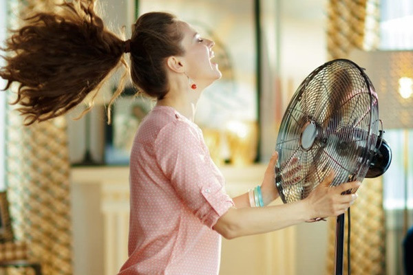 Cho dieu hoa, quat dien pha thang vao mat: Thoi quen can bo ngay