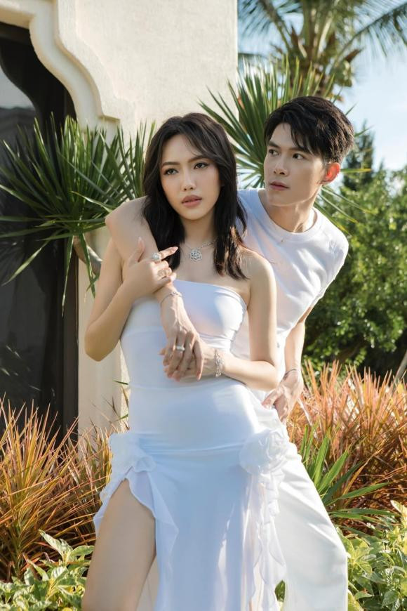 Anh Tu khoe vo tro tai 