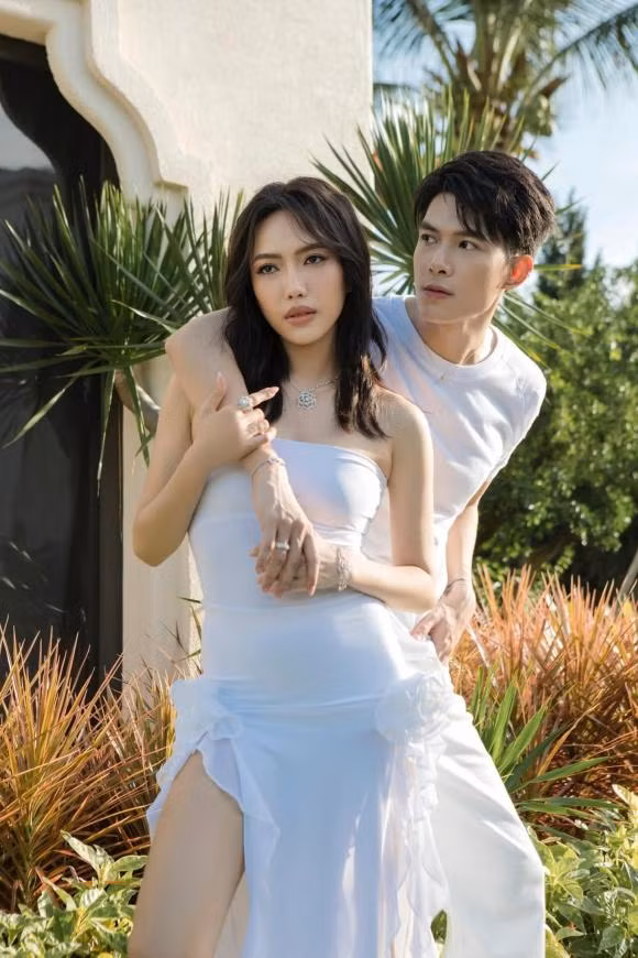 Anh Tu khoe vo tro tai 