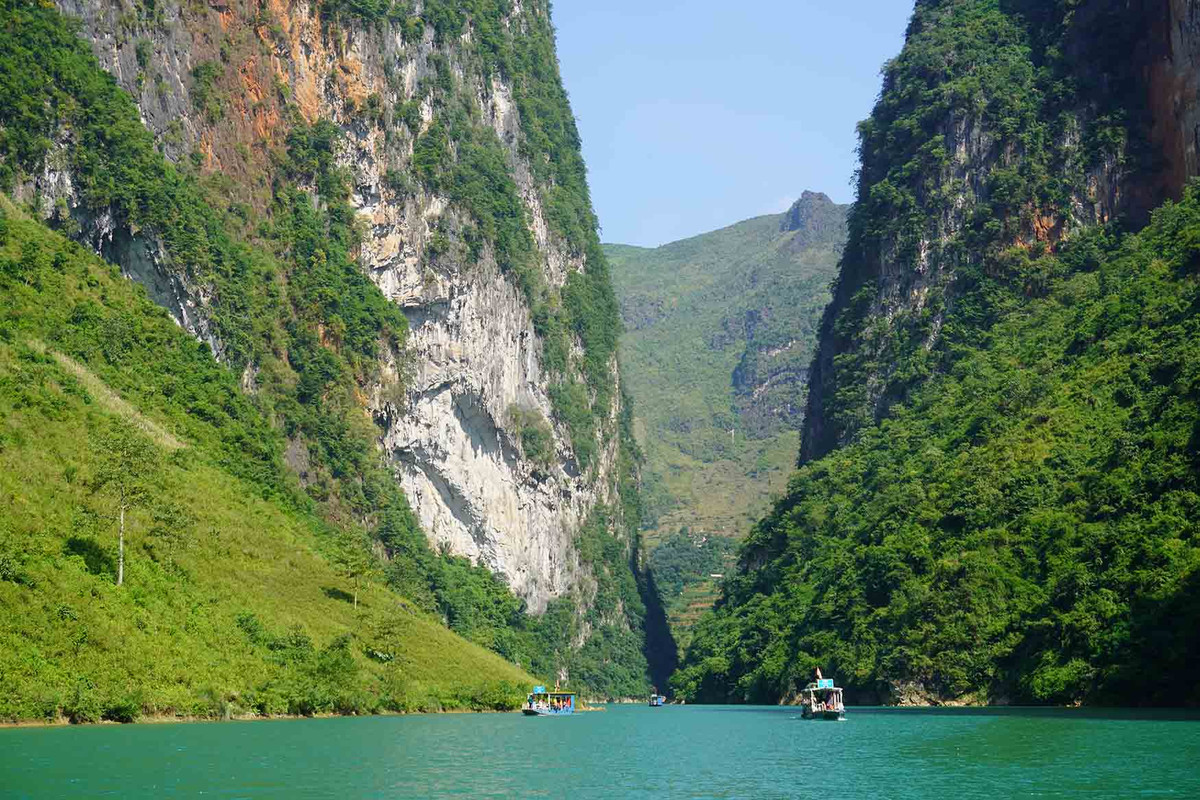 Ngồi thuyền trên dòng Nho Quế cho du khách cảm nhận đặc biệt, khi đi giữa con hẻm Tu Sản – với chiều cao vách đá lên hàng trăm mét. Ảnh: Nguyên Phong