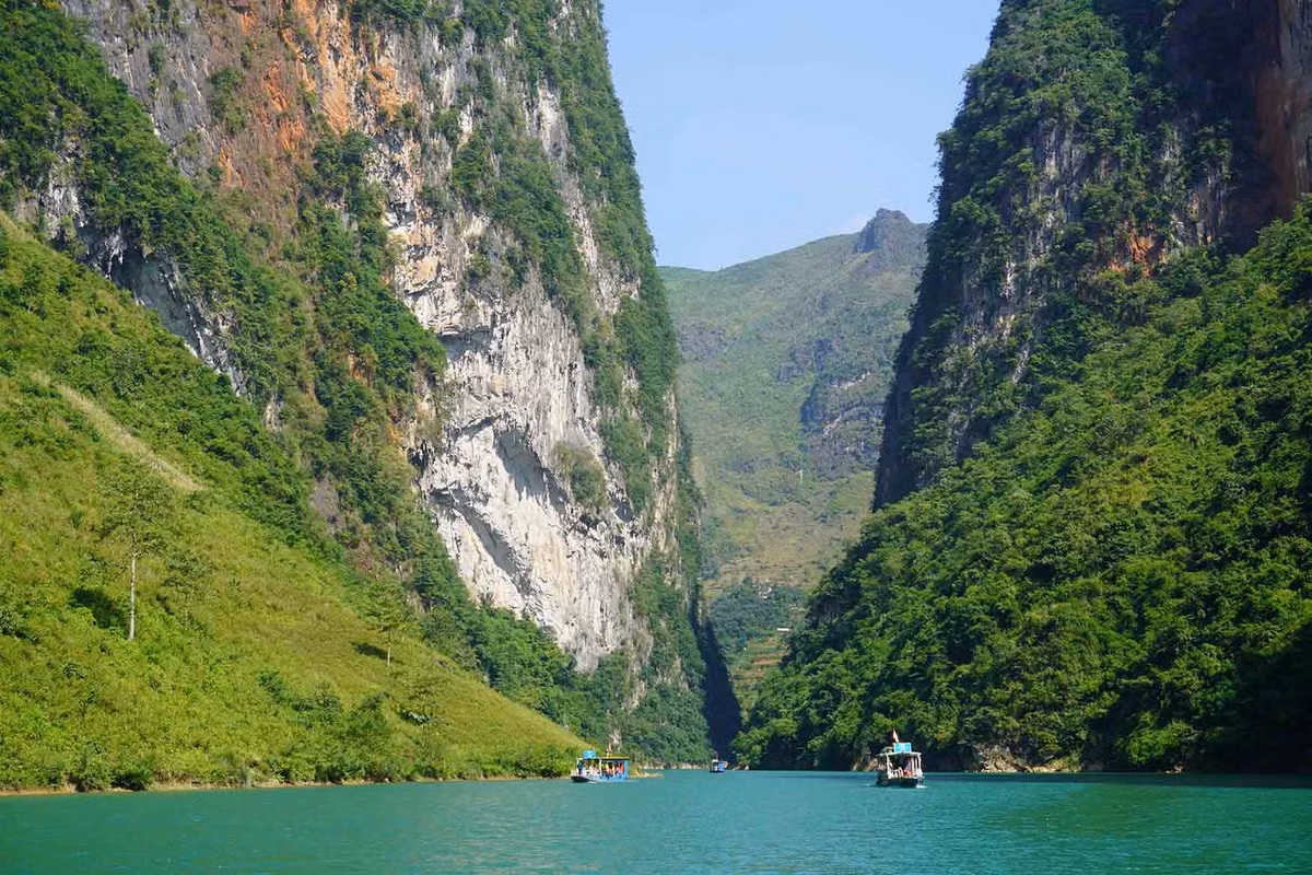 Ngồi thuyền trên dòng Nho Quế cho du khách cảm nhận đặc biệt, khi đi giữa con hẻm Tu Sản – với chiều cao vách đá lên hàng trăm mét. Ảnh: Nguyên Phong