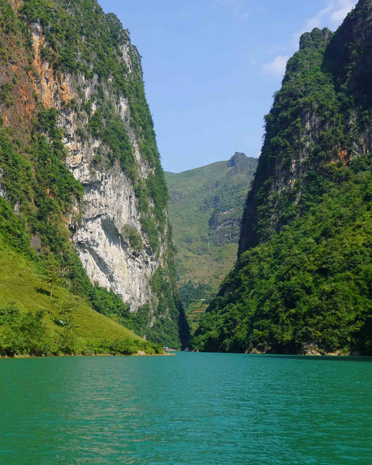 Vách đá gần như dựng đứng với độ dốc lớn, tạo thành chữ V khổng lồ. Ảnh: Nguyên Phong