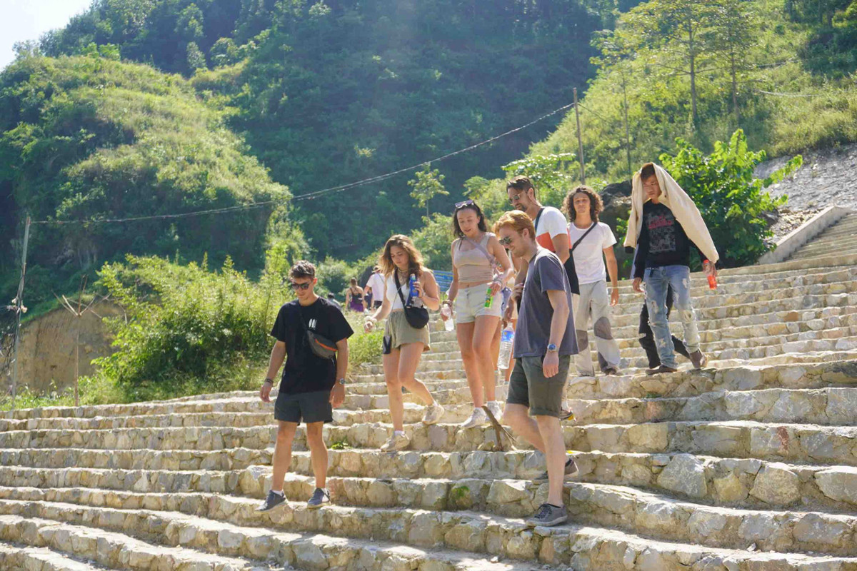 Du khách nước ngoài tại bến thuyền, chuẩn bị khám phá dòng sông Nho Quế. Ảnh: Nguyên Phong