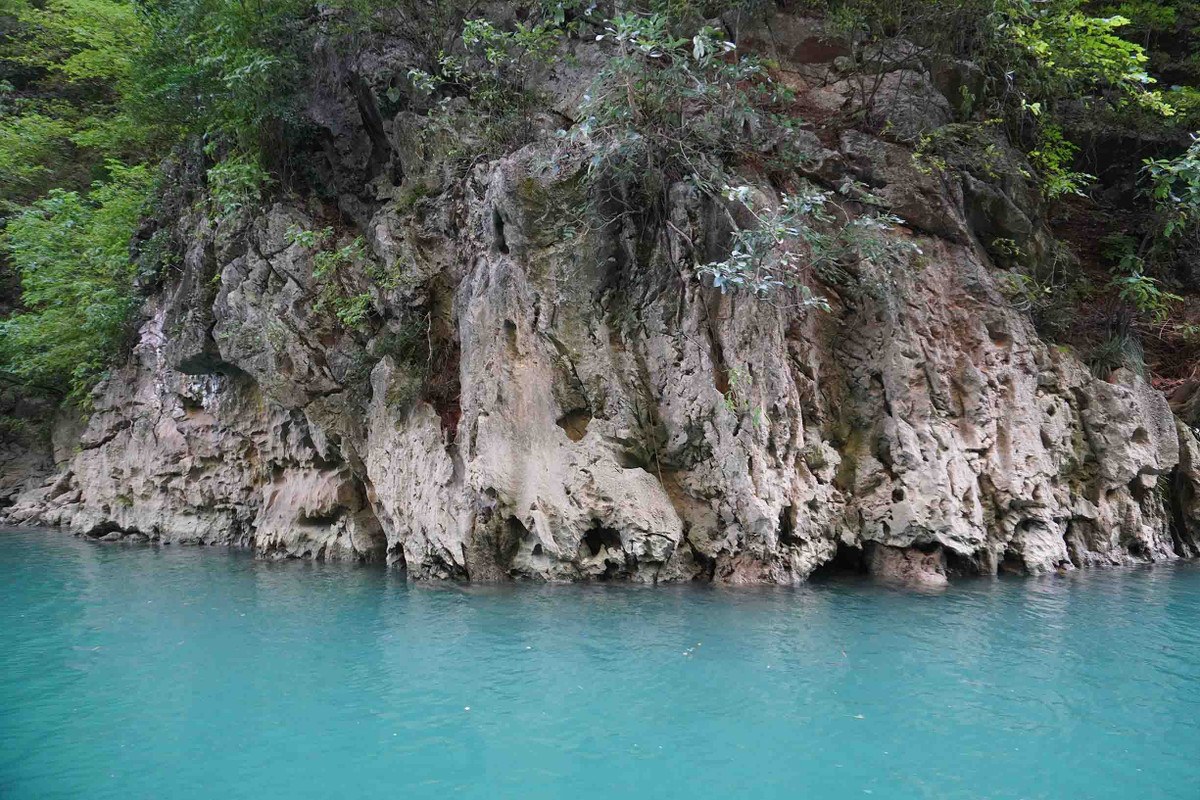 Dưới tác động của dòng chảy, các vách đá bị xói mòn, tạo nên hình thù độc đáo. Ảnh: Nguyên Phong