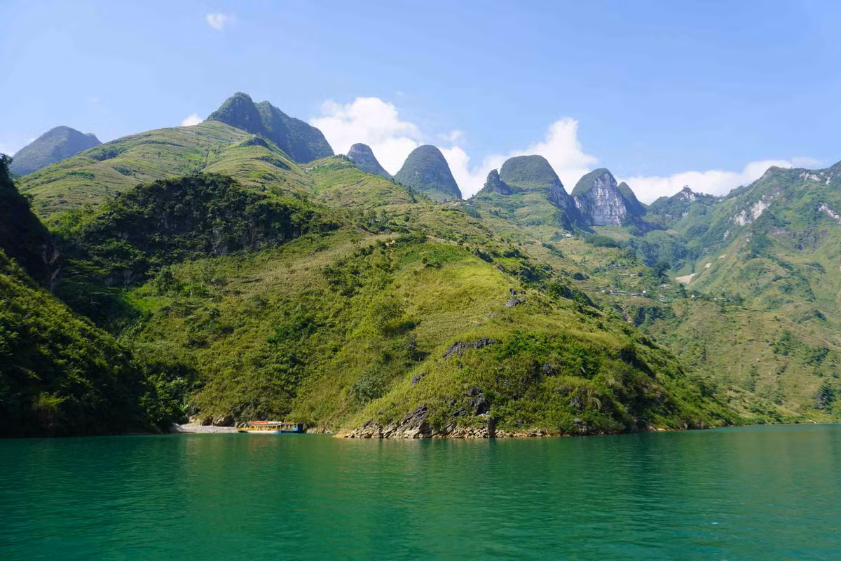 Nhìn từ xa, du khách có thể thấy rõ dãy núi đá vôi sừng sững nhô lên. Ảnh: Nguyên Phong