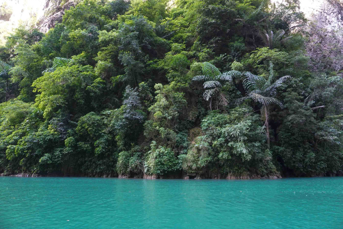 Dòng sông có màu xanh ngọc bích đẹp mắt vào những ngày Thu. Ảnh: Nguyên Phong