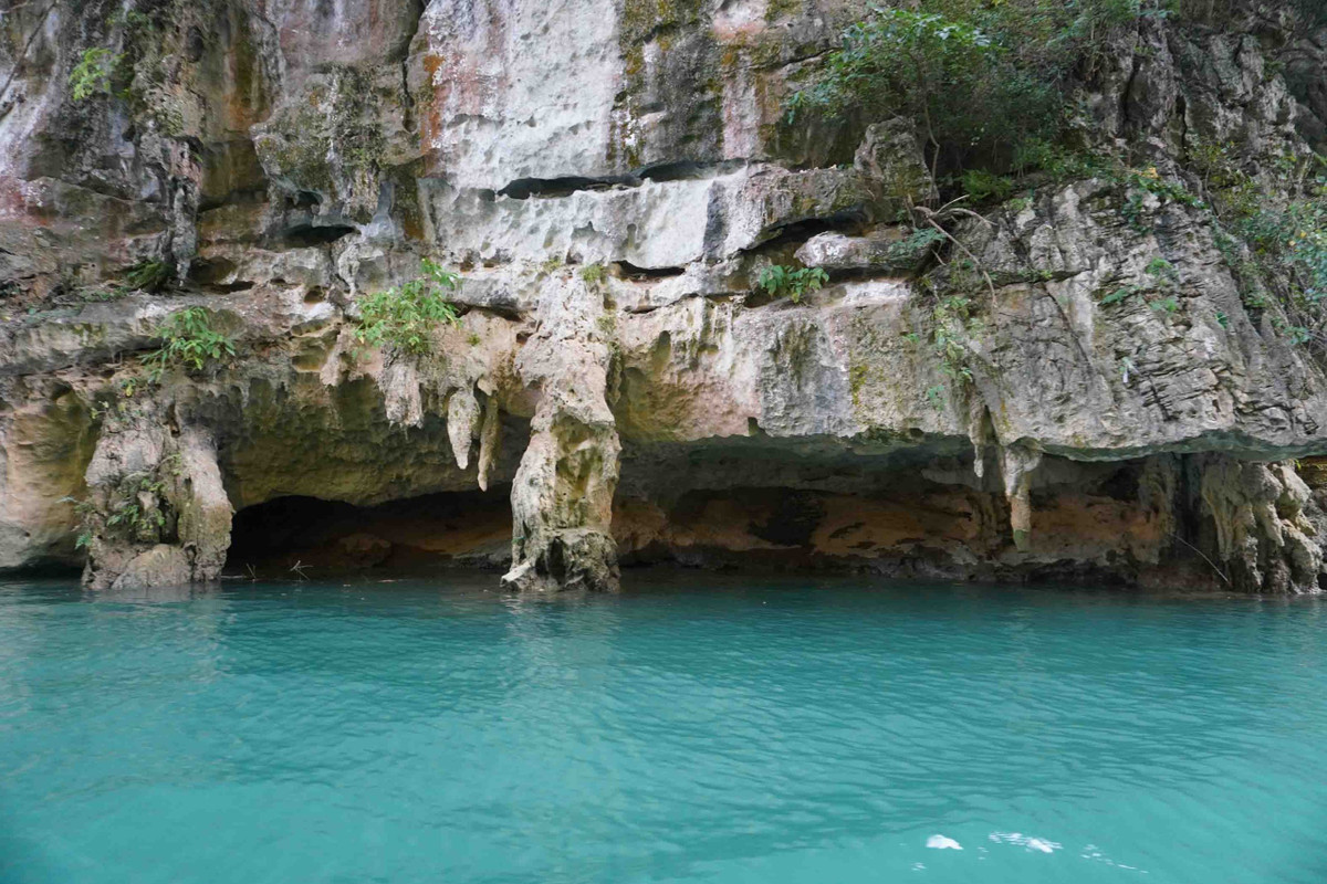Một “hang đá” bên bờ sông Nho Quế. Ảnh: Nguyên Phong