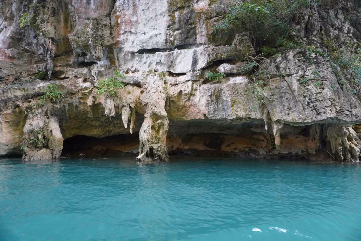 Một “hang đá” bên bờ sông Nho Quế. Ảnh: Nguyên Phong