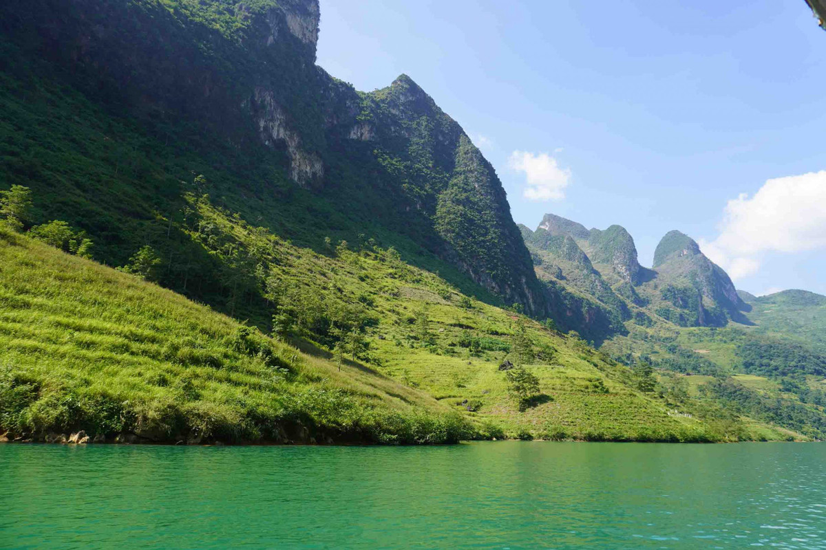 Du khách ngước lên thấy bầu trời xanh cao xa, phóng tầm mắt sang hai bên là thảm thực vật xanh mướt. Ảnh: Nguyên Phong