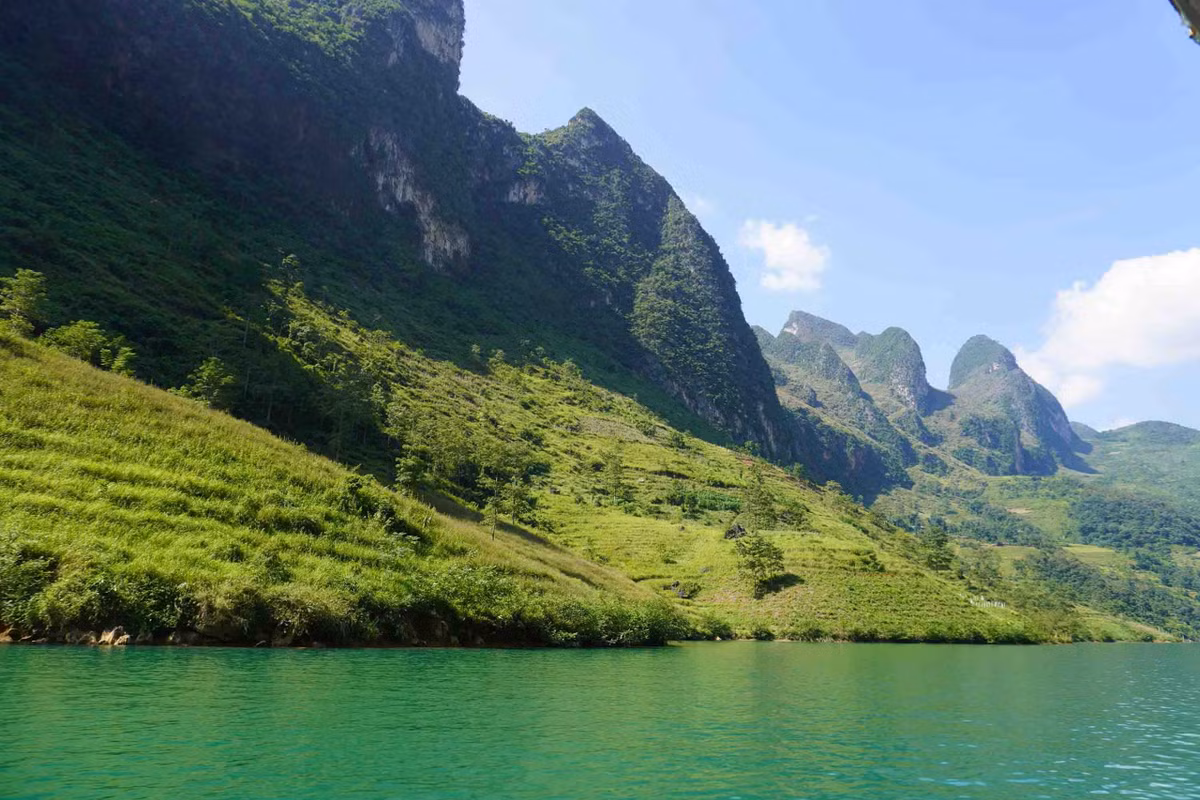 Du khách ngước lên thấy bầu trời xanh cao xa, phóng tầm mắt sang hai bên là thảm thực vật xanh mướt. Ảnh: Nguyên Phong