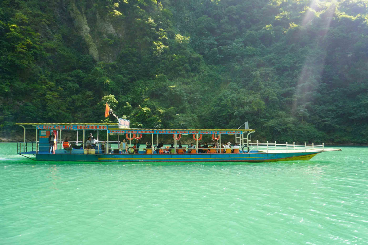 Du khách đi thuyền trên sông. Ảnh: Nguyên Phong