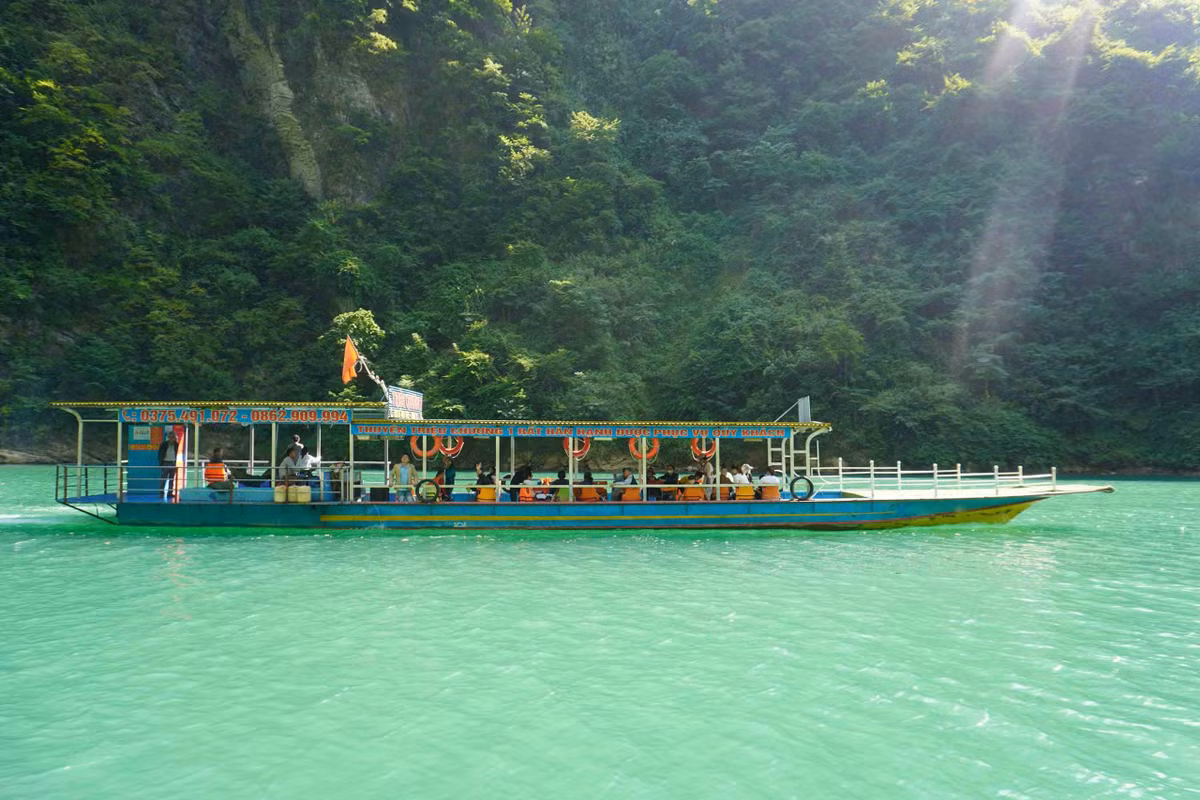 Du khách đi thuyền trên sông. Ảnh: Nguyên Phong