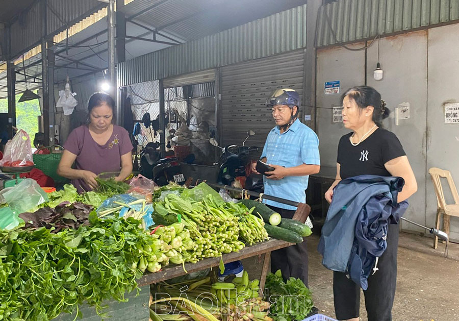 Ra chợ, chị em "giật mình" vì rau dập nát giá vẫn tăng mạnh - Hình 2 Ra cho, chi em