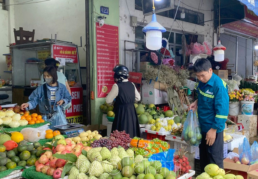 Ra chợ, chị em "giật mình" vì rau dập nát giá vẫn tăng mạnh Ra cho, chi em