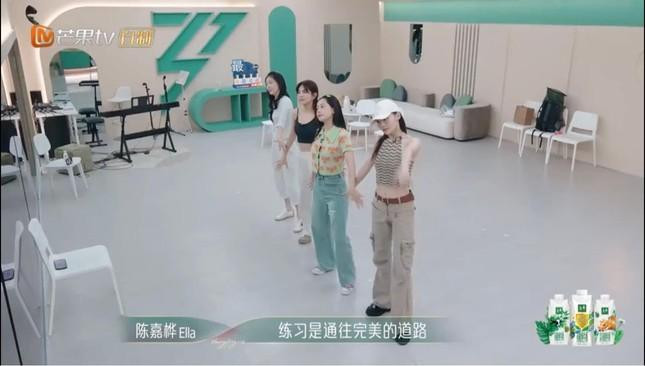 Cũng vì những set đồ mà ê-kíp chuẩn bị sẵn từ Việt Nam đều không được đạo diễn duyệt nên mọi người phải chạy ra chợ để mua thêm đồ mới. Chẳng hạn như hai bộ trang phục tập luyện này đều được mua cấp tốc ngay tại Trung Quốc nhưng trông vẫn rất “ổn áp”.