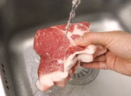 Ra dong thit khong duoc ngam nuoc, dau bep day 