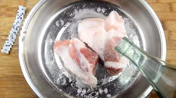 Ra dong thit khong duoc ngam nuoc, dau bep day 