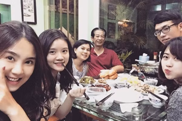  Mẹ ruột Mai Ngọc là người phụ nữ bình dị, kín tiếng nhưng hết lòng yêu thương con cái.