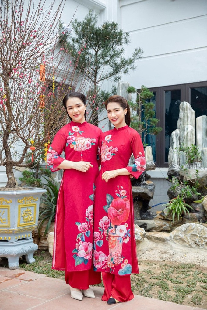 Hòa Minzy chụp hình tại căn biệt thự mới &quot;tậu&quot; tặng cha mẹ (Ảnh: Facebook nhân vật).