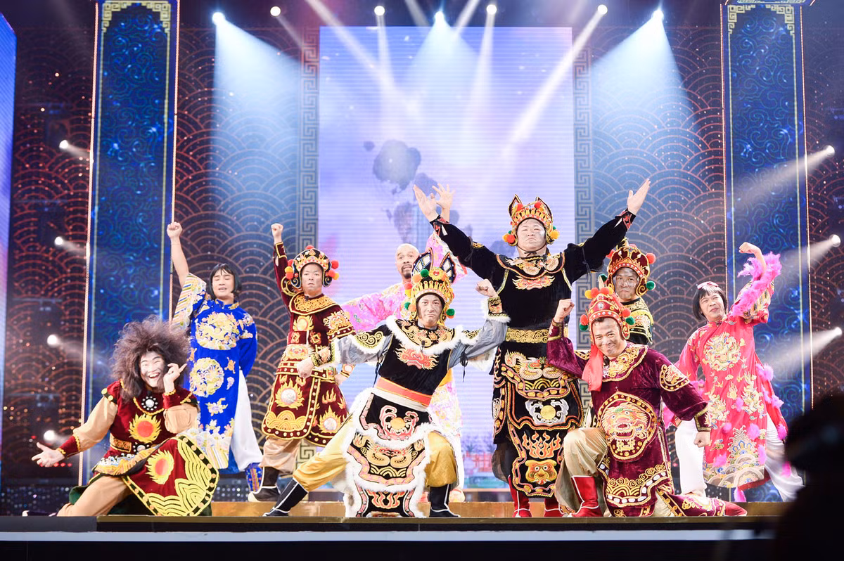 Hau truong thiet ke gan 100 bo trang phuc cho Tao Quan 2023-Hinh-7