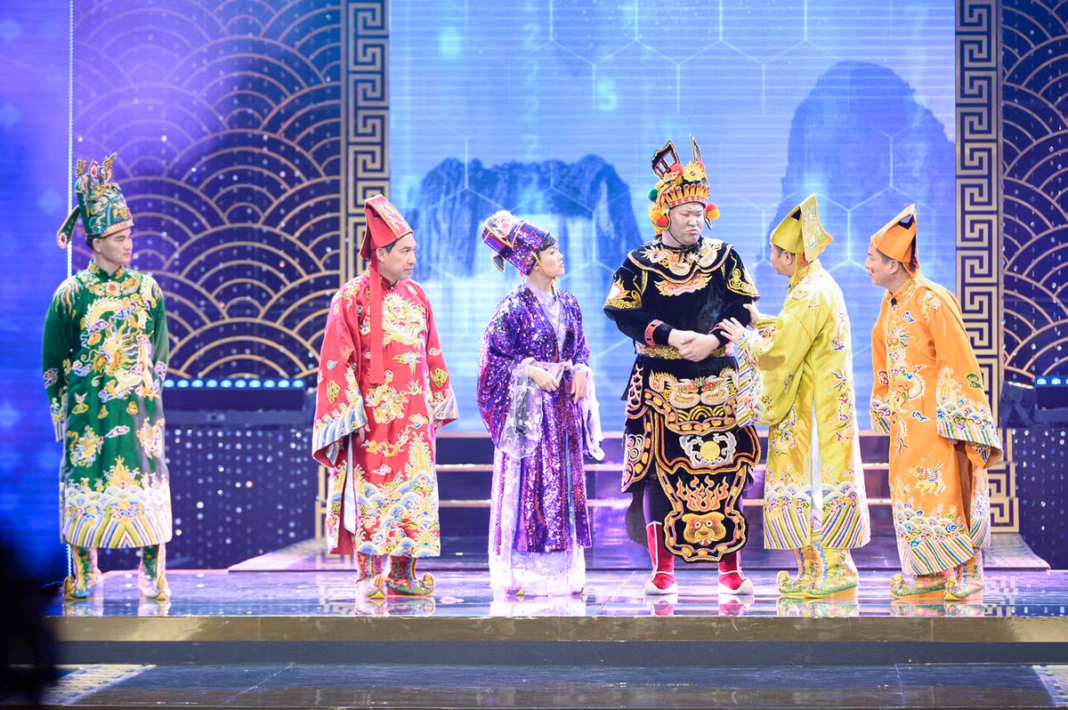 Hau truong thiet ke gan 100 bo trang phuc cho Tao Quan 2023-Hinh-5