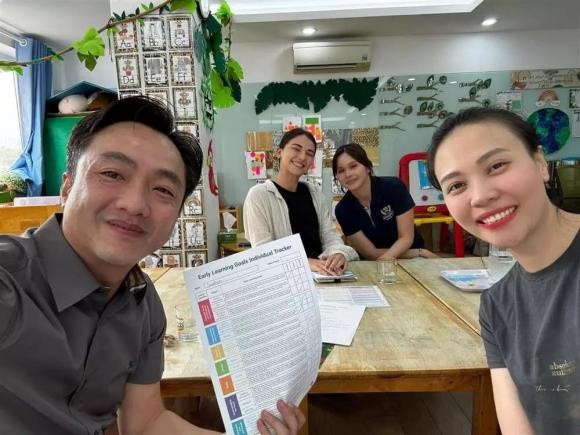 Cuong Do La va Dam Thu Trang di hop phu huynh cho con gai