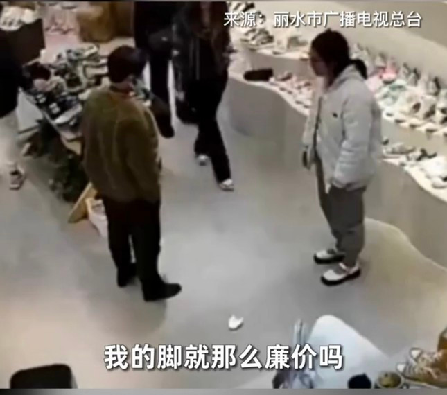 28 tuoi van bi bo me kiem soat khong tu mua noi doi giay