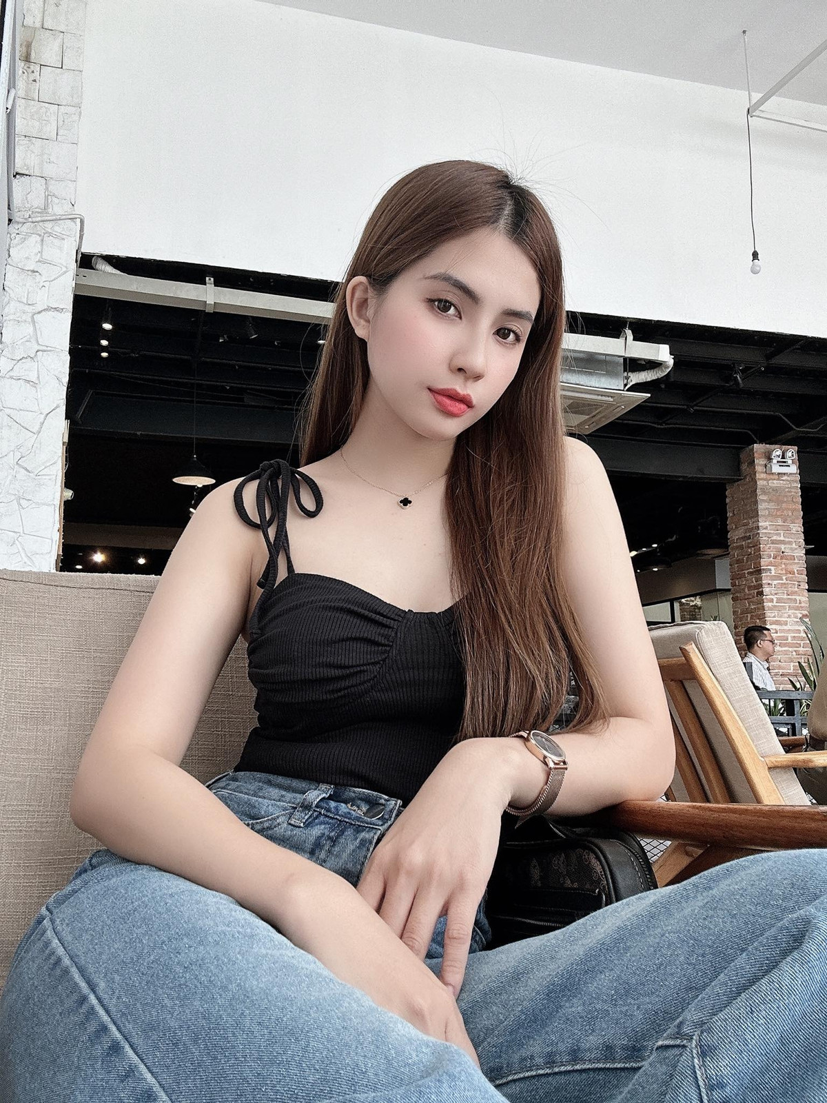 Đời thường, Thiên An lăng xê những trang phục trẻ trung, phù hợp lứa tuổi. Cô chọn crop top phối cùng chân váy hoặc mix áo hai dây với quần jeans năng động. Trên trang cá nhân với hơn 500.000 lượt người theo dõi, Thiên An chăm cập nhật hình ảnh bản thân, khoảnh khắc bên con gái và nhận lượt tương tác cao.
