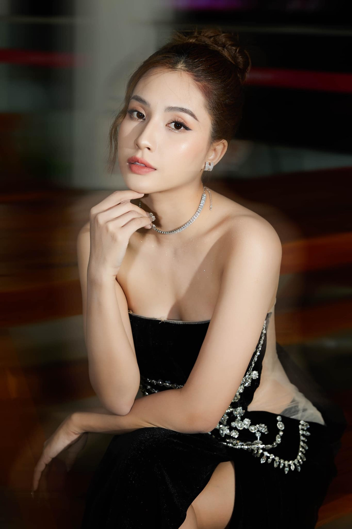 Thiết kế cut-out giúp Thiên An trở nên ấn tượng, quyến rũ trước ống kính. Để tạo thêm điểm nhấn cho outfit này, diễn viên chọn trang sức theo bộ và có màu sắc, kích thước phù hợp.