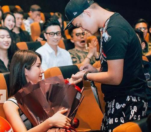 Cặp đôi Diệp Lâm Anh và Nghiêm Đức từng được ngưỡng mộ với chuyện tình yêu lãng mạn cho tới hôn nhân hạnh phúc. Chàng thiếu gia từng quỳ gối cầu hôn đầy bất ngờ trong rạp chiếu phim, cùng với đó là một loạt những món quà cùng cử chỉ ngọt ngào dành cho đối phương cả khi yêu lẫn lúc cưới. Vậy nhưng cặp đôi ngôn tình lại kết thúc đầy mâu thuẫn khi đưa nhau ra tòa ly hôn với nhiều tranh chấp, bất đồng, cãi vã.