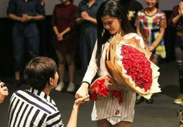 Tim và Trương Quỳnh Anh cũng từng gây sốt với rất nhiều hành động lãng mạn khi yêu. Năm 2016, màn cầu hôn lãng mạn ở rạp chiếu phim càng khiến người hâm mộ thêm tin tưởng cả hai sẽ luôn bên nhau. Cặp đôi từng dự định cưới vào năm 2017 khi con trai 5 tuổi. Không chỉ song hành trong các MV chung, Tim còn xăm lên ngực trái hai chữ viết tắt tên của Quỳnh Anh. Vậy nhưng cặp đôi cũng "đứt gánh giữa đường" trong sự tiếc nuối của người hâm mộ.