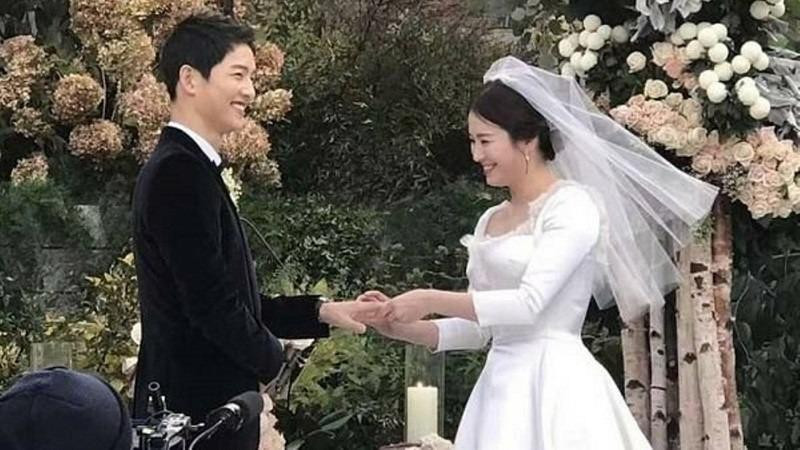 Song Joong Ki và Song Hye Kyo từng được xem là cặp đôi đẹp nhất showbiz Hàn khi chính thức nên duyên vợ chồng vào cuối tháng 10/2017. Khi đó, hai ngôi sao hạng A xứ Hàn được ví như một cặp ngôn tình trong phim ra đời thực. Song Joong Ki từng thể hiện rất nhiều hành động lãng mạn, tình cảm dành cho bạn gái. Anh từng tuyên bố trong lễ cưới: “Vì đối phương là Song Hye Kyo nên tôi quyết tâm sẽ ở bên người phụ nữ ấy trọn đời"; "Điều anh muốn không phải là cùng em hẹn hò hay chỉ đơn thuần yêu đương mà chính là muốn cưới em làm vợ". Vậy nhưng chỉ gần 2 năm gắn bó, Song Joong Ki công khai đệ đơn ly hôn bạn đời khiến cả showbiz sốc.