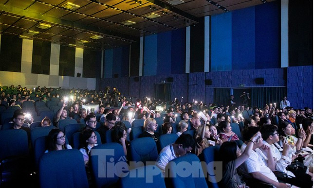 Đông đảo khán giả cổ vũ, theo dõi các sinh viên tại những buổi thi tốt nghiệp.