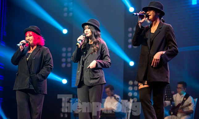 Các sinh viên đã bùng nổ với những tiết mục tự sáng tác và biểu diễn, cũng như thể hiện theo cách mới nhiều ca khúc nổi tiếng của nghệ sĩ Việt, Âu Mỹ hay của các nhóm nhạc Hàn Quốc như Blackpink...