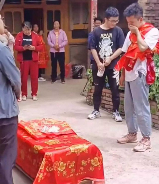 Den ruoc dau, me vo noi mot cau chu re om mat khoc