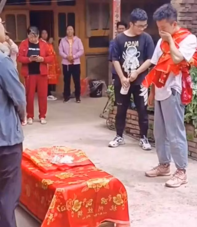 Den ruoc dau, me vo noi mot cau chu re om mat khoc