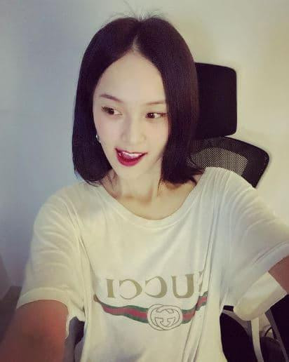 Tuy nhiên, cô nàng có vẻ ít trau chuốt hình ảnh của mình khi đăng lên mạng. Tuy nhiên, gương mặt trẻ trung, cuốn hút của "cô Tấm" Hạ Vi vẫn nhận được nhiều lời khen.