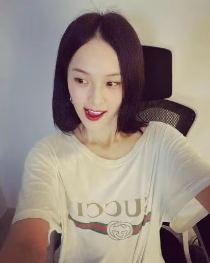 Tuy nhiên, cô nàng có vẻ ít trau chuốt hình ảnh của mình khi đăng lên mạng. Tuy nhiên, gương mặt trẻ trung, cuốn hút của "cô Tấm" Hạ Vi vẫn nhận được nhiều lời khen.