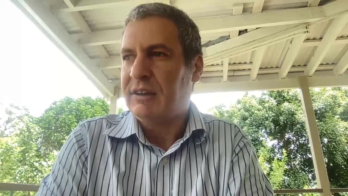 Video: Dang phong van, MC soc khi thay canh noi da ga sau khach moi