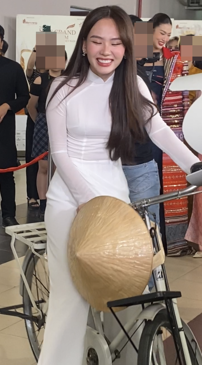 Bat chuoc My Tam dap xe len tham do, Mai Phuong nhan ket 